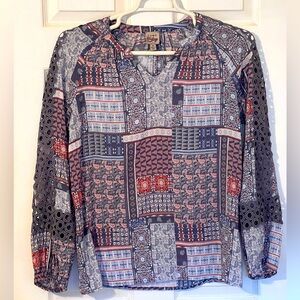 Women’s blouse, fits loose.